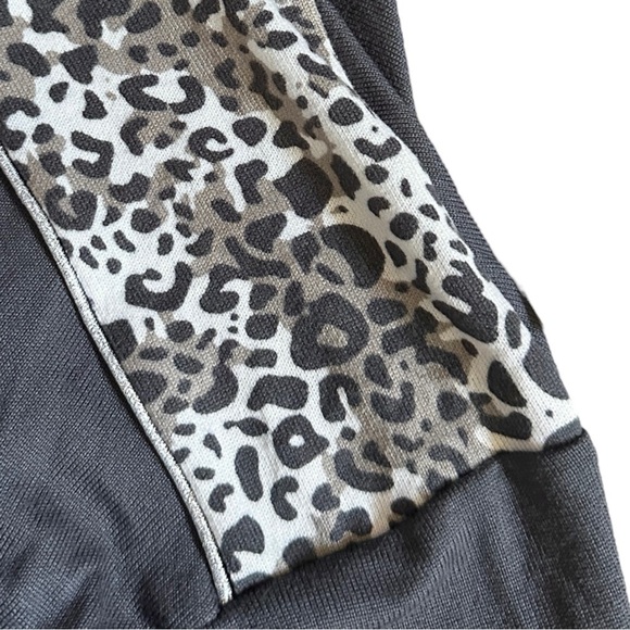 🌺 Christian Siriano Lightweight Comfy Long Sleeve Top S Animal Print Gray - Picture 2 of 9